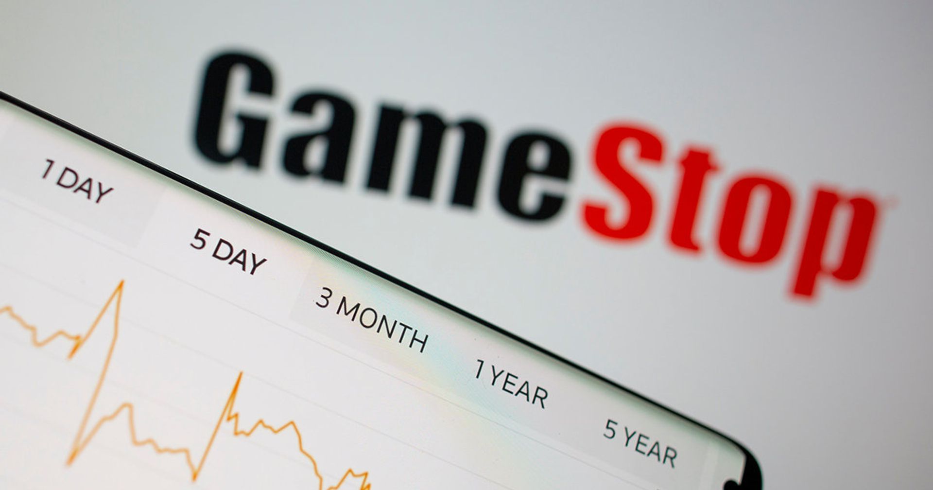 Акции GameStop на экране смартфона - ИноСМИ, 1920, 03.02.2021