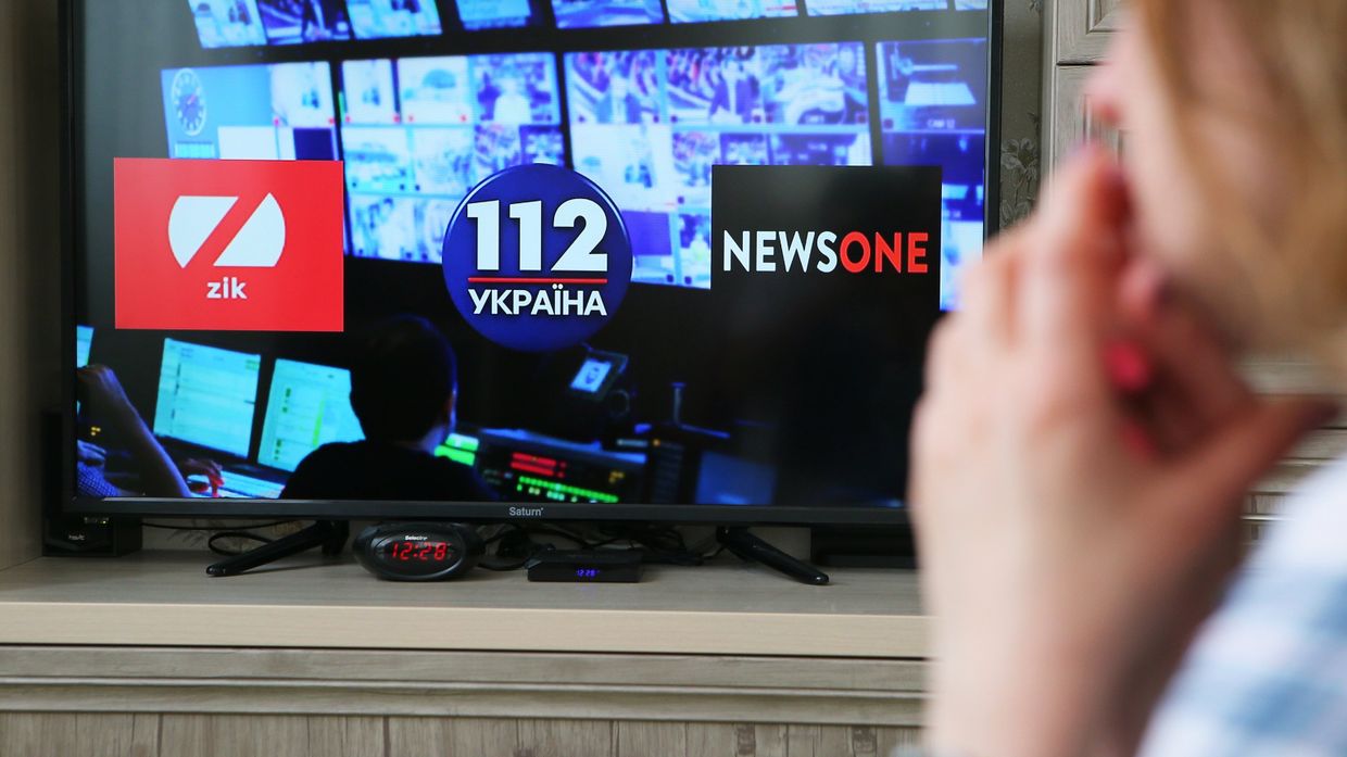 На Украине введены санкции против трех телеканалов