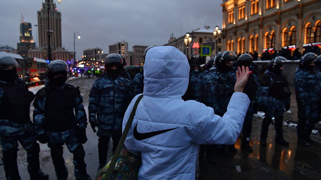 На Комсомольской площади во время несанкционированной акции сторонников Алексея Навального в Москве