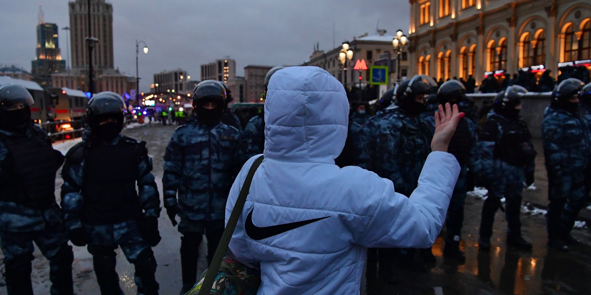 На Комсомольской площади во время несанкционированной акции сторонников Алексея Навального в Москве На Комсомольской площади во время несанкционированной акции сторонников Алексея Навального в Москве - ИноСМИ, 1920, 16.02.2021