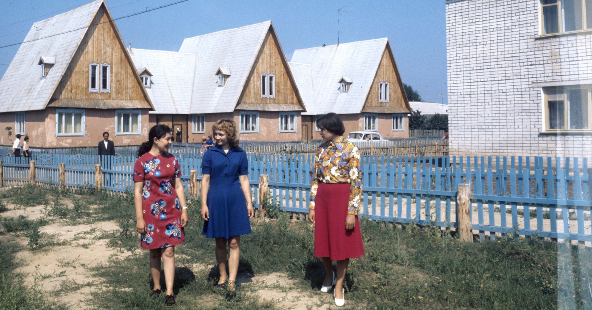 На улице экспериментального поселка колхоза «За коммунизм» (Волжский район). В поселке построены благоустроенные жилые дома, магазины, финские бани, гаражи для персональных машин На улице экспериментального поселка колхоза «За коммунизм» (Волжский район). В поселке построены благоустроенные жилые дома, магазины, финские бани, гаражи для персональных машин - ИноСМИ, 1920, 13.02.2021