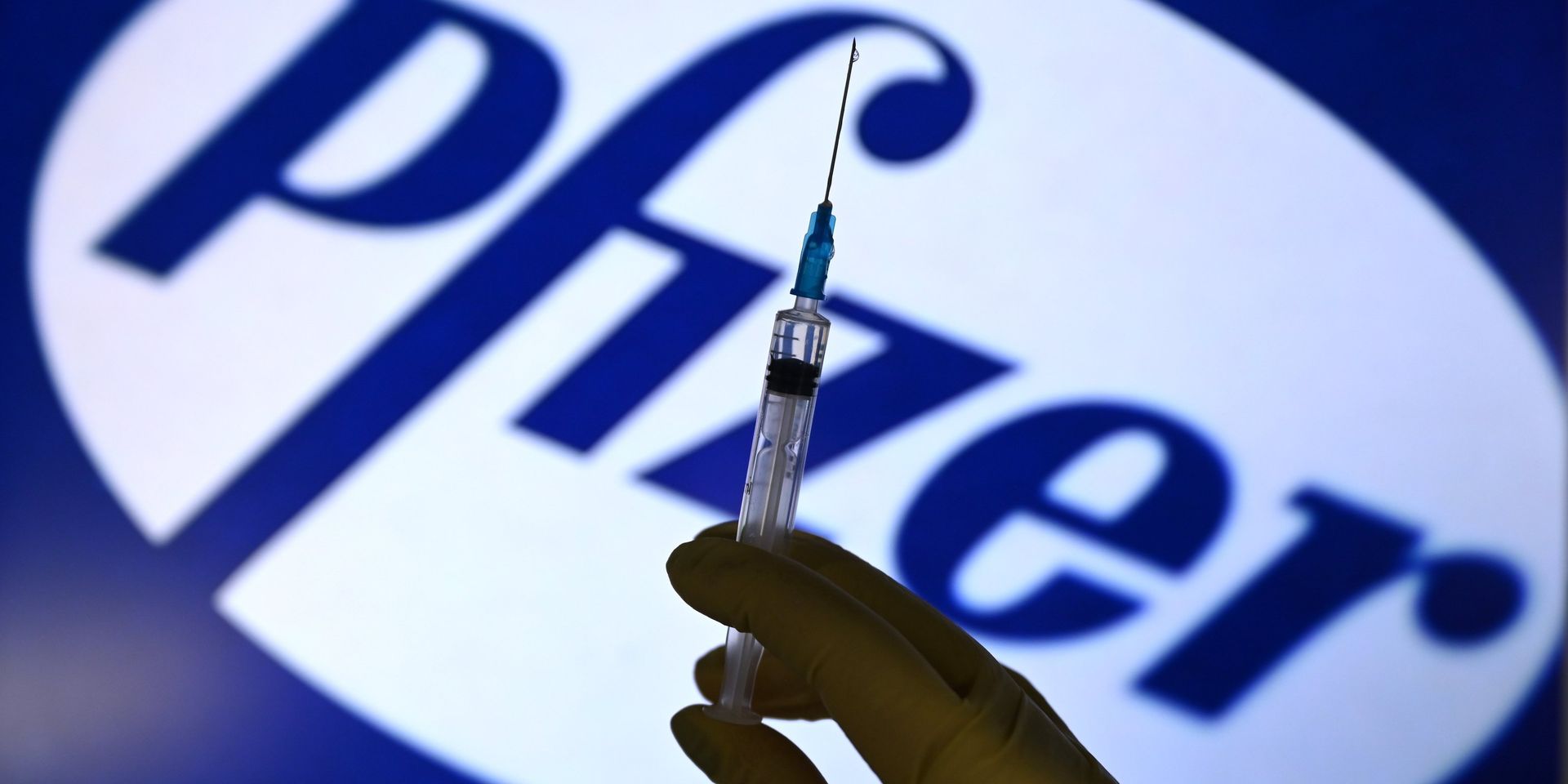 Шприц на фоне логотипа Pfizer - ИноСМИ, 1920, 19.01.2022
