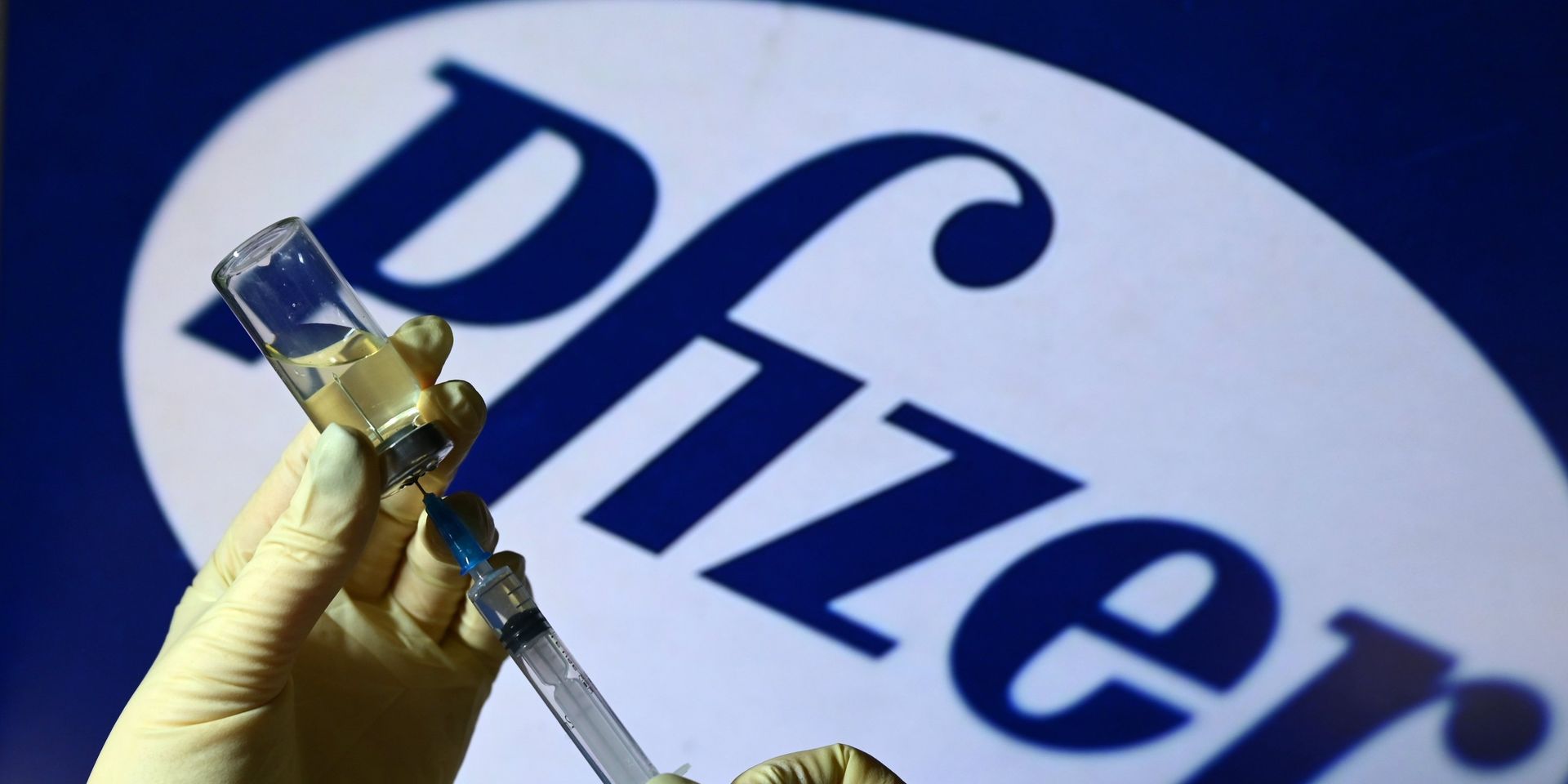 Шприц и ампула на фоне логотипа Pfizer - ИноСМИ, 1920, 02.05.2023