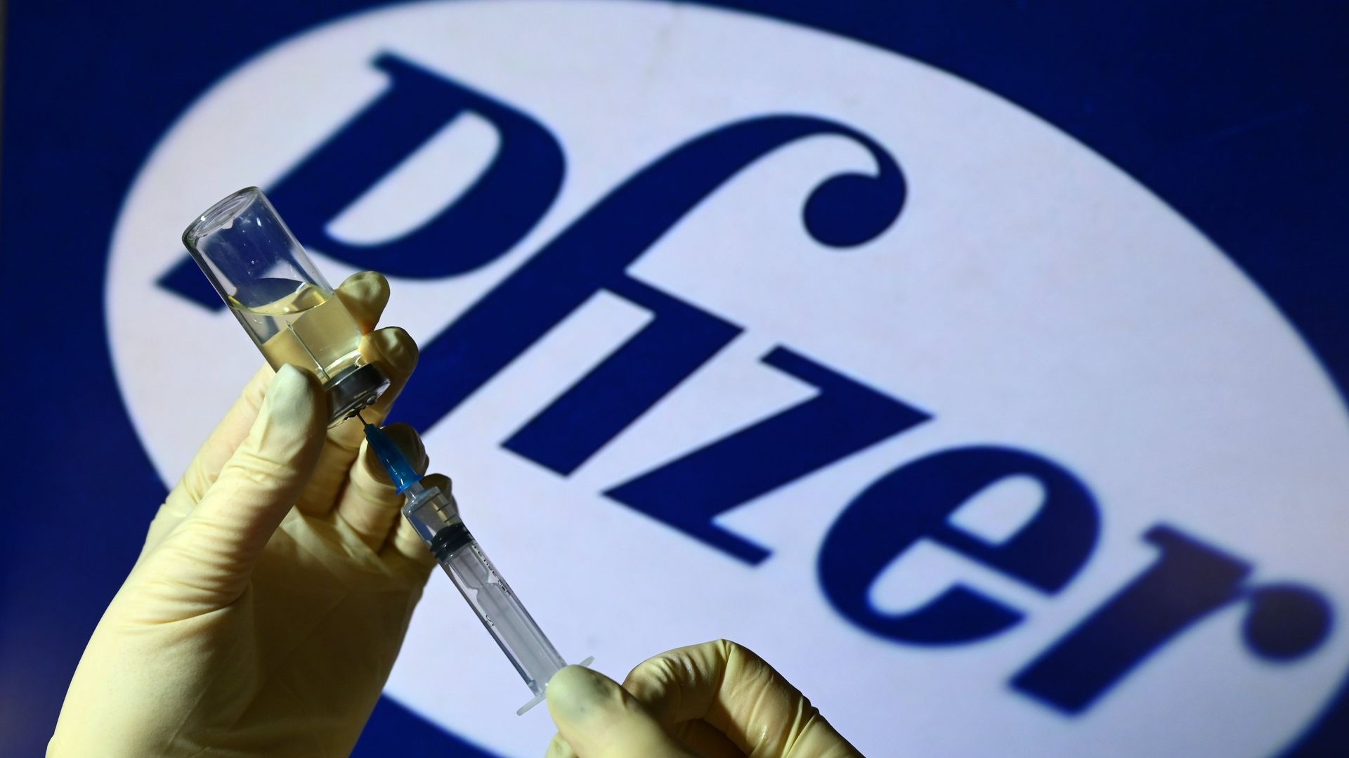 Шприц и ампула на фоне логотипа Pfizer - ИноСМИ, 1920, 02.05.2023