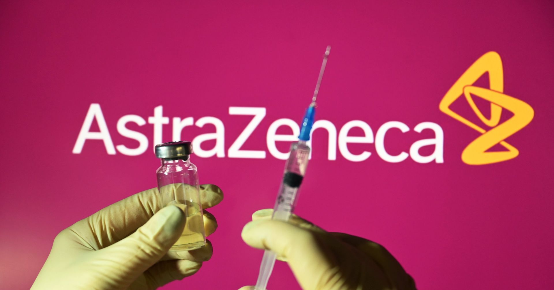 Шприц и ампула на фоне логотипа AstraZeneca - ИноСМИ, 1920, 16.03.2021