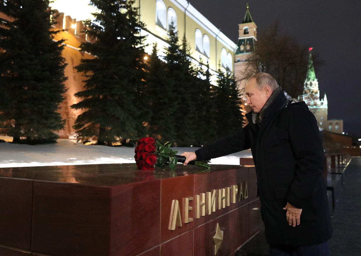 Президент РФ В. Путин возложил цветы в день 77-летия снятия блокады Ленинграда