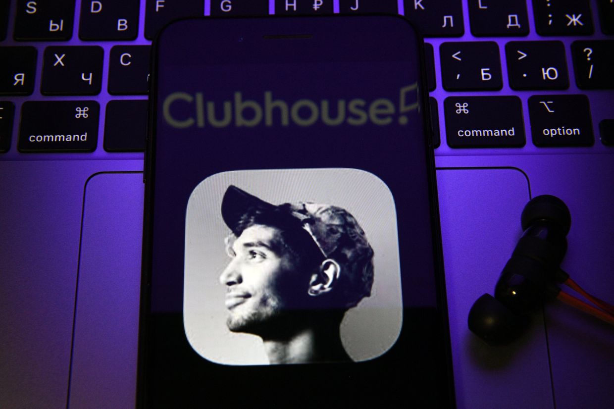Приложение Clubhouse на экране смартфона