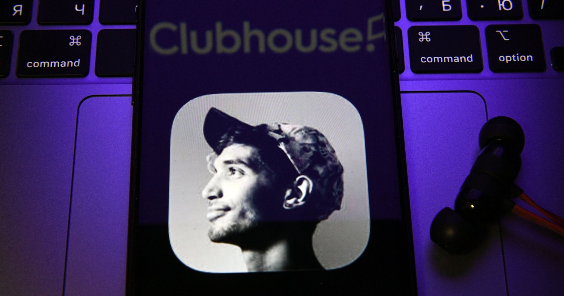 Приложение Clubhouse на экране смартфона - ИноСМИ, 1920, 19.02.2021