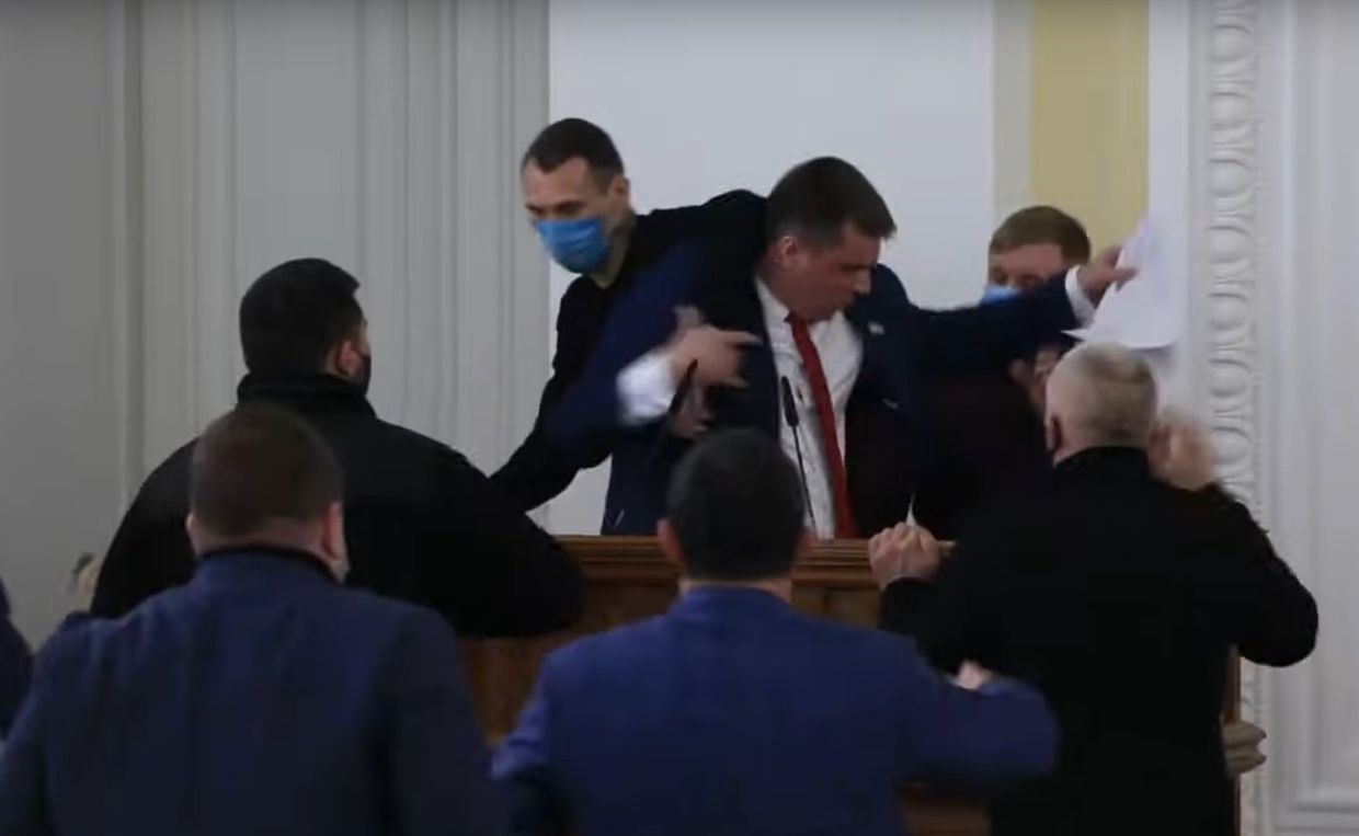 В Харькове депутаты сцепились из-за русского языка и госпереворота