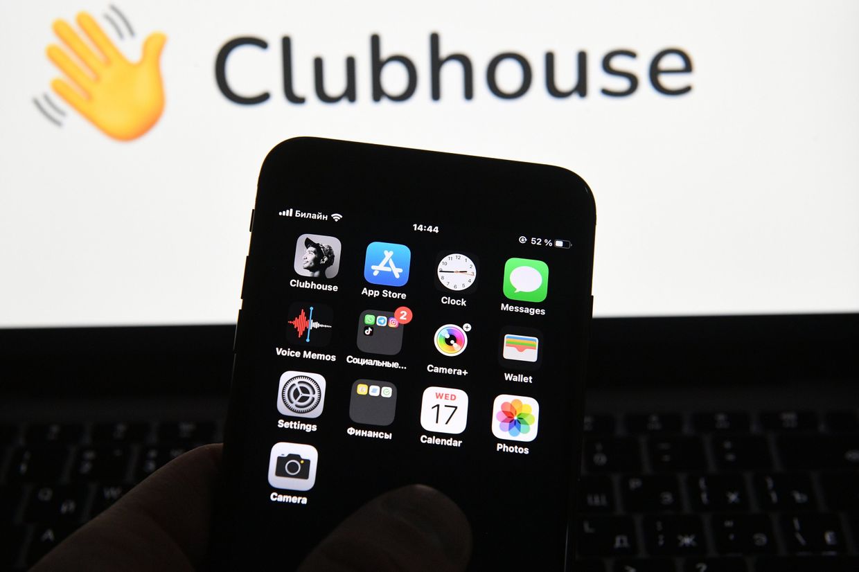 Приложение Clubhouse на экране смартфона