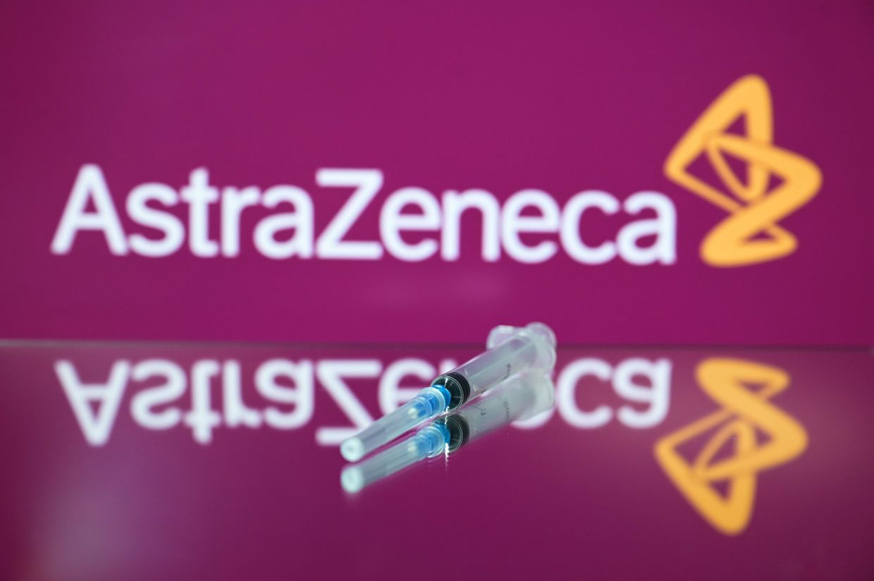 Шприц на фоне логотипа AstraZeneca