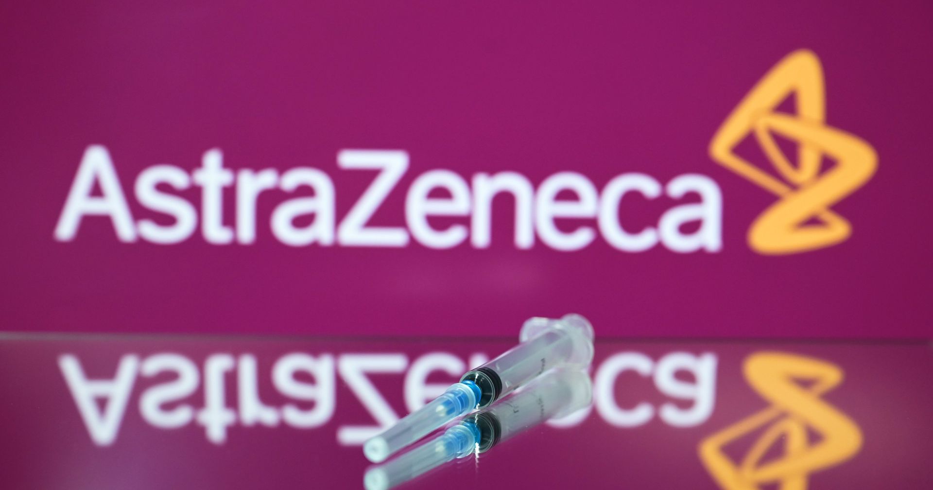 Шприц на фоне логотипа AstraZeneca Шприц на фоне логотипа AstraZeneca - ИноСМИ, 1920, 06.04.2021