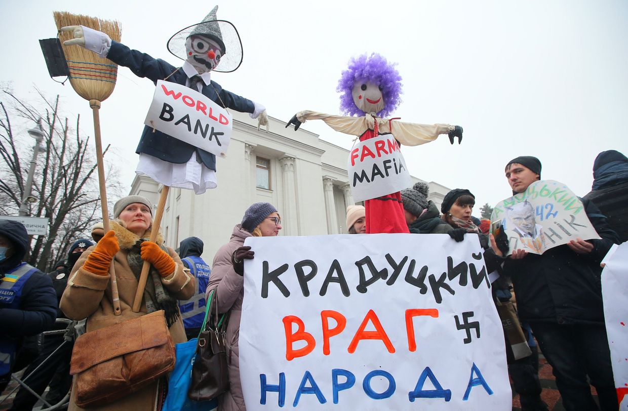 Участники акции протеста у здания Верховной рады Украины в Киеве