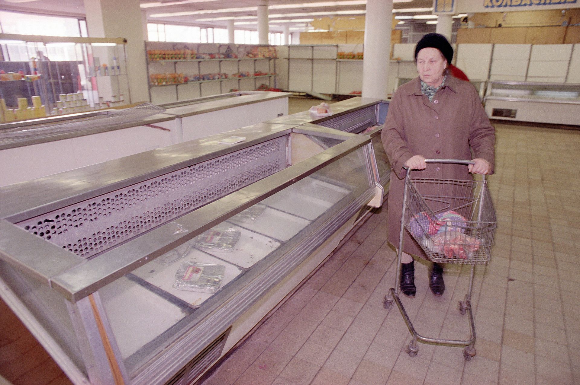 Пустые прилавки в продуктовом магазине в Москве - ИноСМИ, 1920, 01.03.2021
