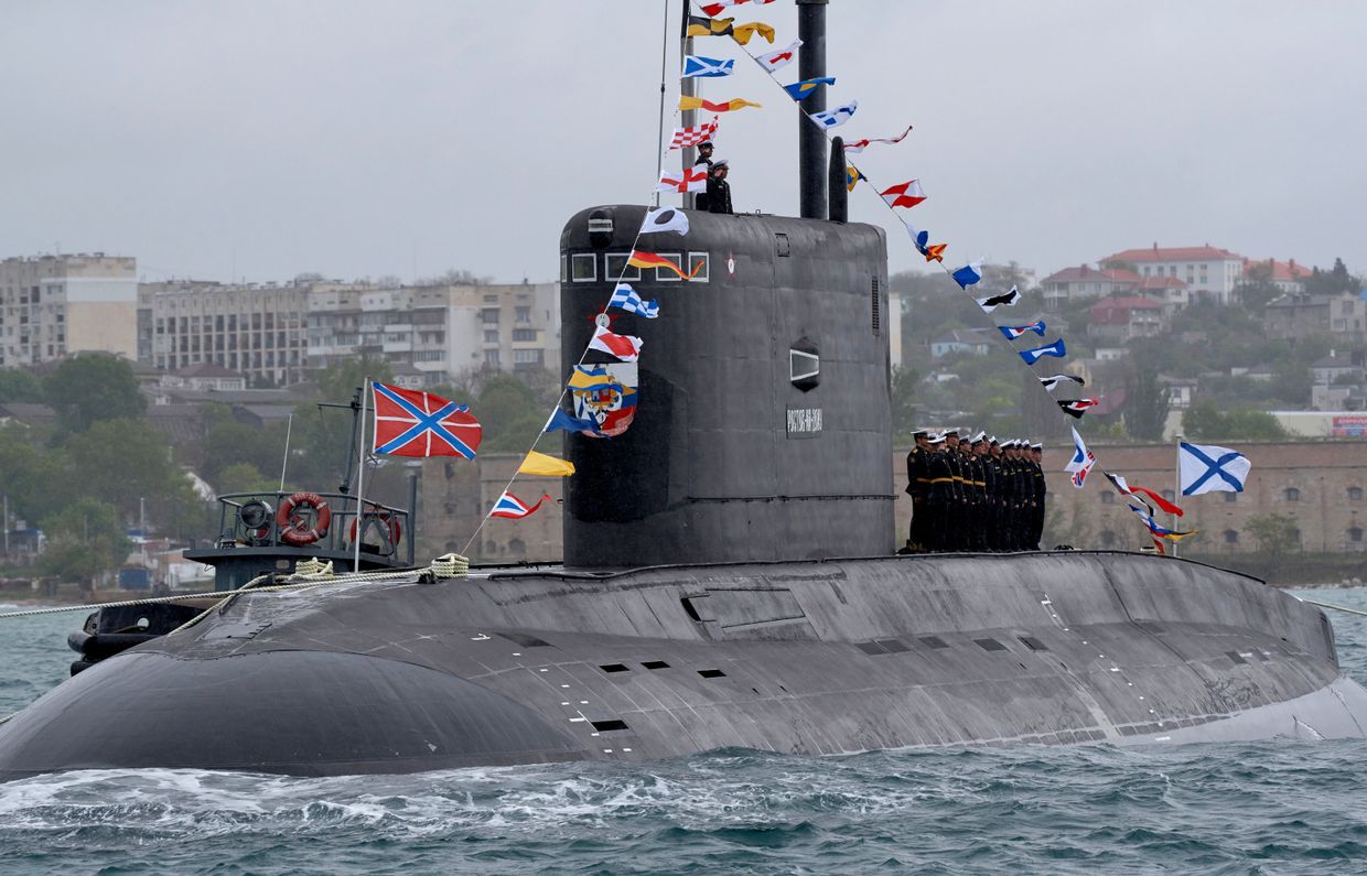 Моряки на подводной лодке Б-237 Ростов-на-Дону во время репетиции парада Победы в Севастополе