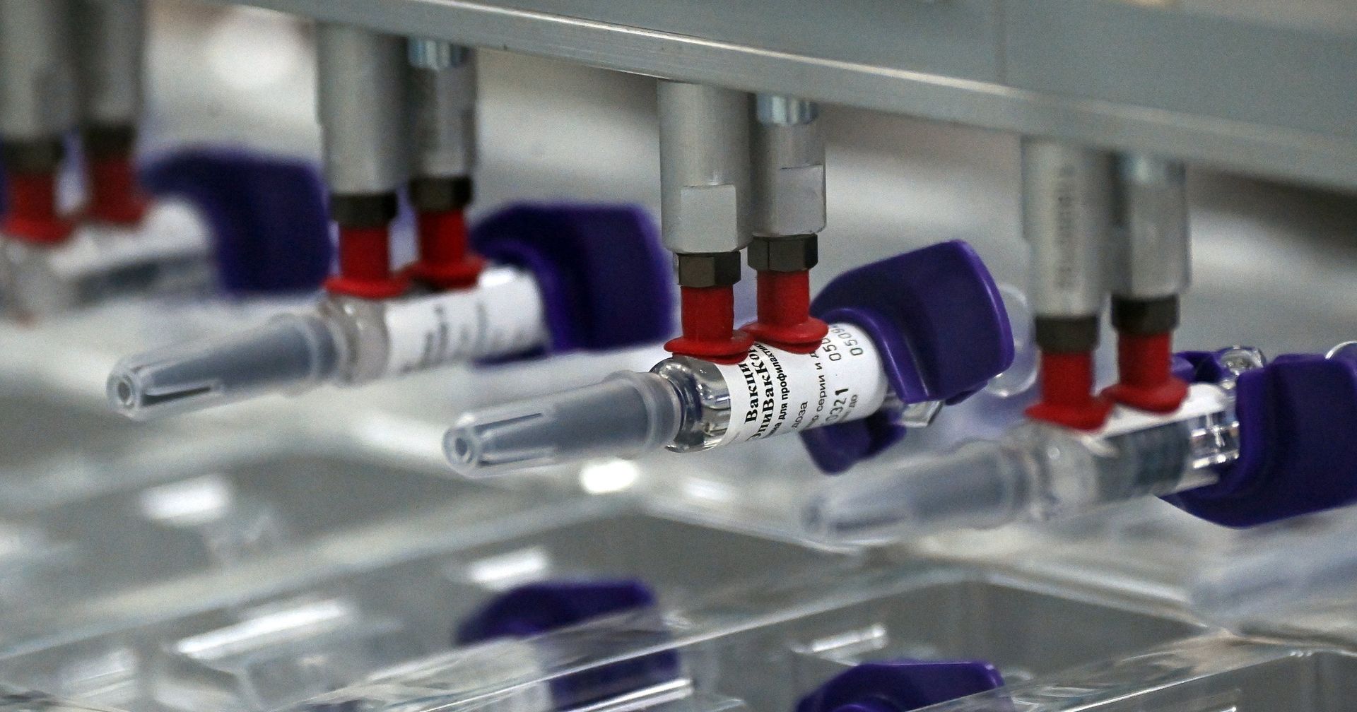 Линия розлива инъекционных препаратов шприц-доза вакцины ЭпиВакКорона - ИноСМИ, 1920, 07.04.2021