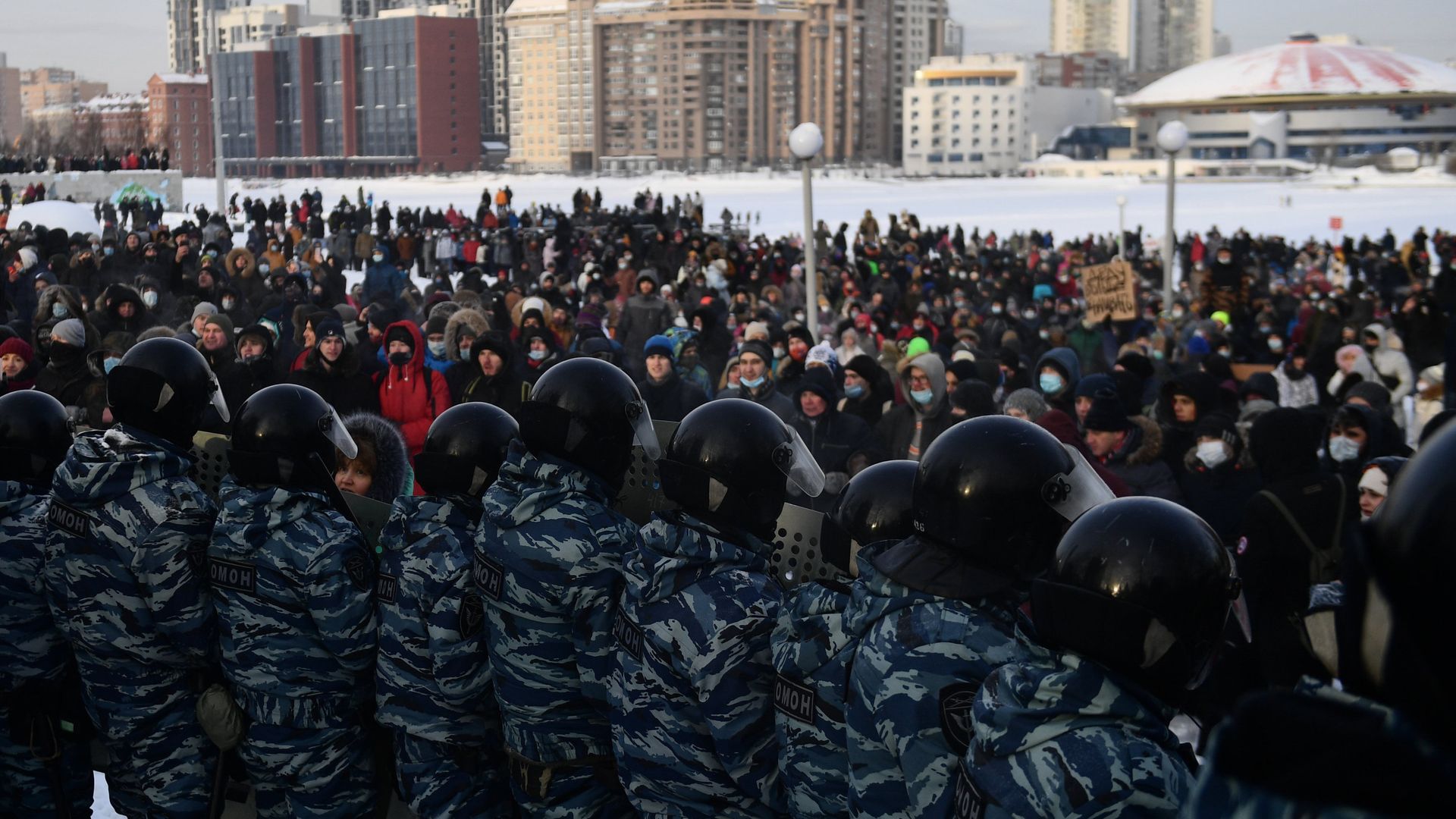 Сотрудники правоохранительных органов и участники несанкционированной акции сторонников Алексея Навального в Екатеринбурге - ИноСМИ, 1920, 10.03.2021