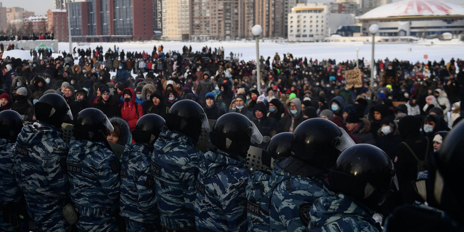 Сотрудники правоохранительных органов и участники несанкционированной акции сторонников Алексея Навального в Екатеринбурге - ИноСМИ, 1920, 10.03.2021