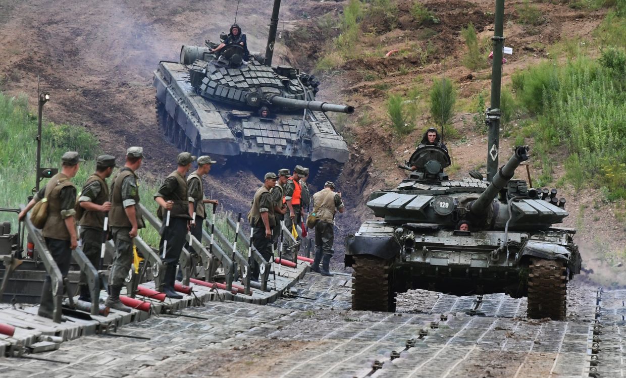 Военные учения по форсированию водной преграды в Приморье