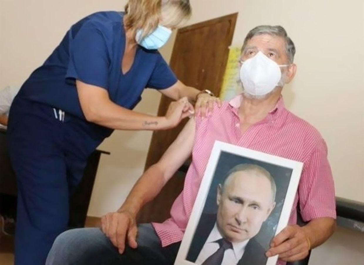 Мэр аргентинского города Роке Перес Х. К. Гаспарини вакцинировался от коронавируса с портретом В. Путина в руках
