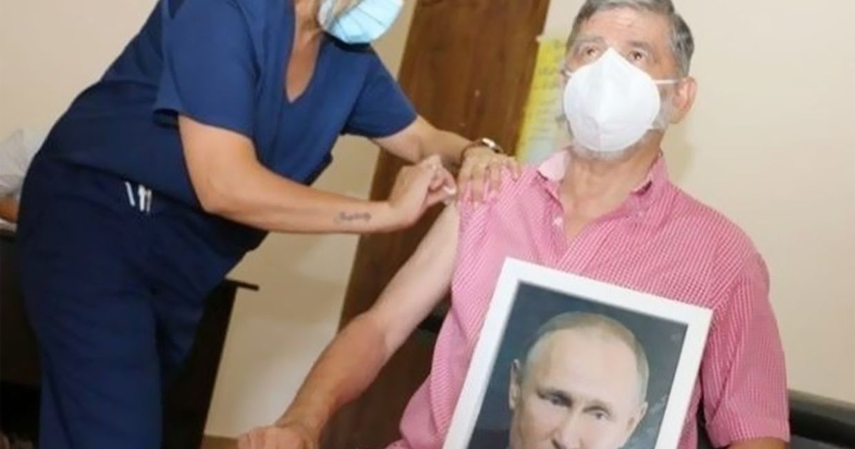 Мэр аргентинского города Роке Перес Х. К. Гаспарини вакцинировался от коронавируса с портретом В. Путина в руках