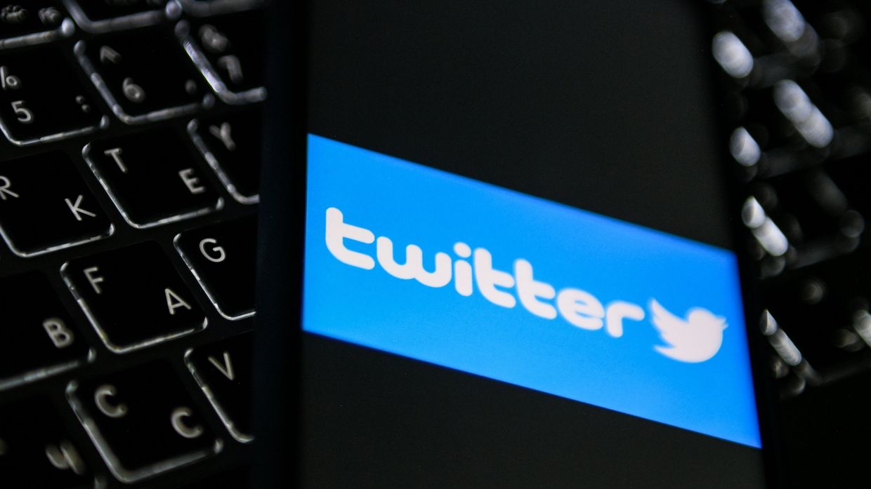 Логотип социальной сети Twitter на экране мобильного телефона