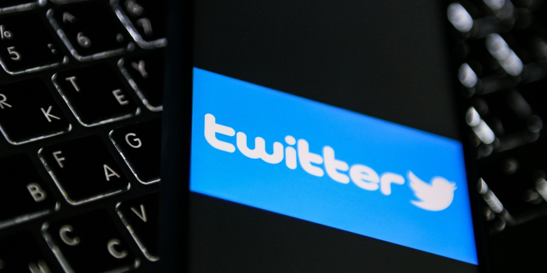 Логотип социальной сети Twitter на экране мобильного телефона - ИноСМИ, 1920, 28.04.2022