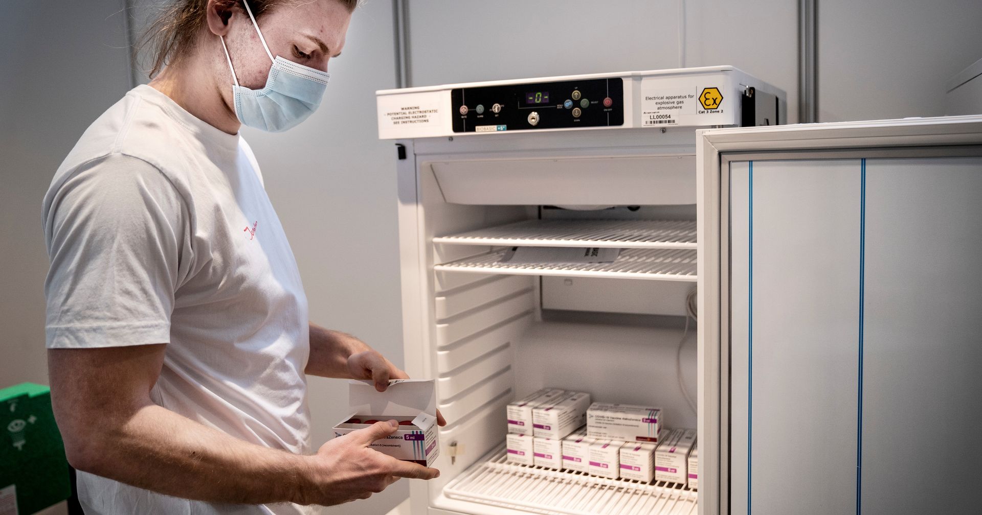 Медработник убирает вакцину от AstraZeneca на хранение в связи с приостановкой вакцинации, Копенгаген, Дания - ИноСМИ, 1920, 12.03.2021