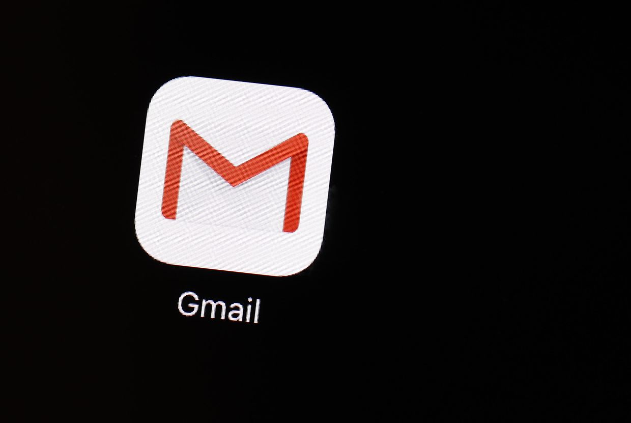 Иконка приложения Google почты на экране iPhone