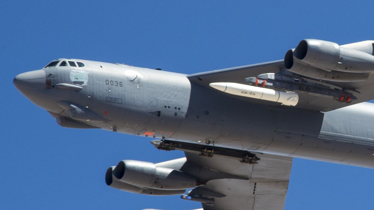Прототип гиперзвуковой ракеты AGM-183A на борту самолета ВВС США B-52 