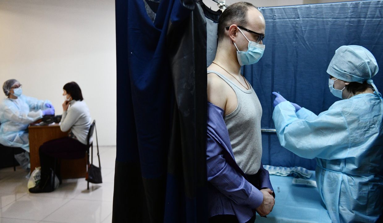 Мужчина вакцинируется российским препаратом «Спутник V»