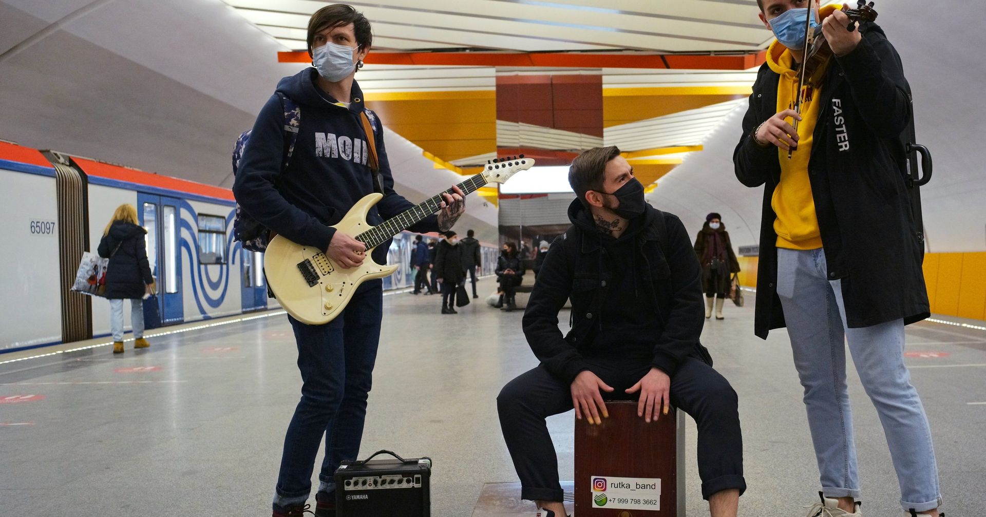 Музыканты на станции метро «Лермонтовский проспект» в Москве Музыканты на станции метро «Лермонтовский проспект» в Москве - ИноСМИ, 1920, 22.06.2021