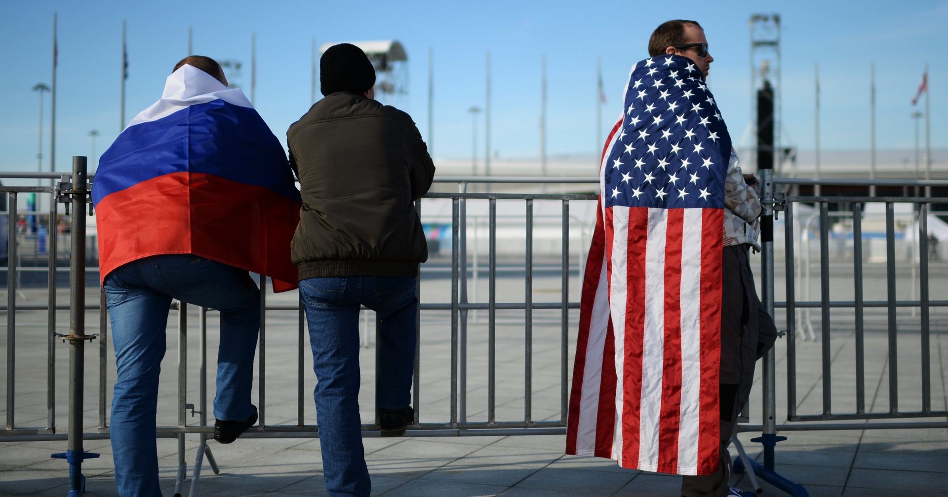 Болельщики с флагами России и США в Олимпийском парке в Сочи Болельщики с флагами России и США в Олимпийском парке в Сочи - ИноСМИ, 1920, 22.03.2021