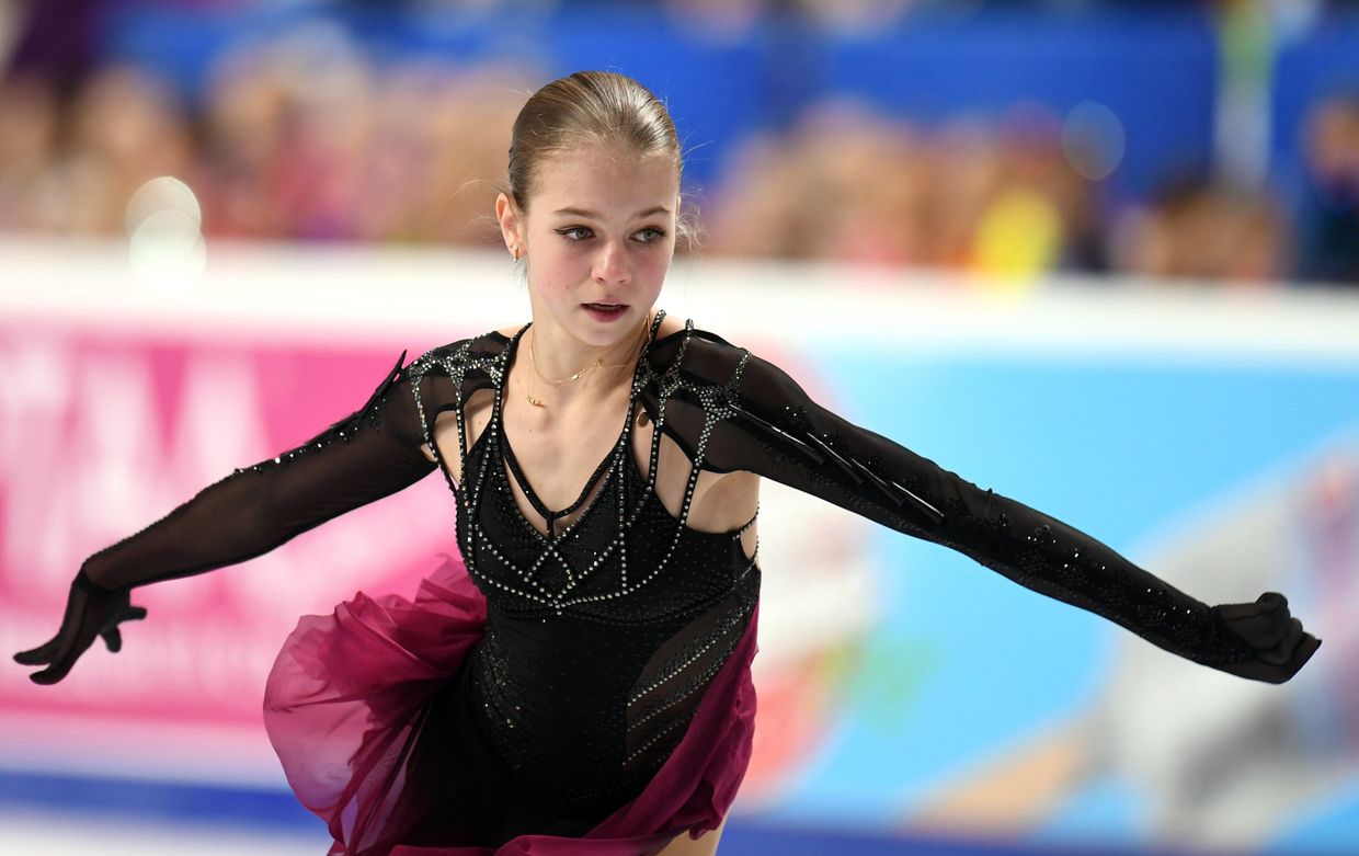 Александра Трусова выступает с произвольной программой в женском одиночном катании на чемпионате России по фигурному катанию в Челябинске