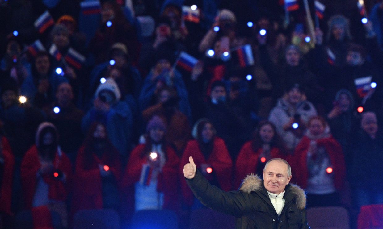 Президент РФ Владимир Путин на концерте в Лужниках