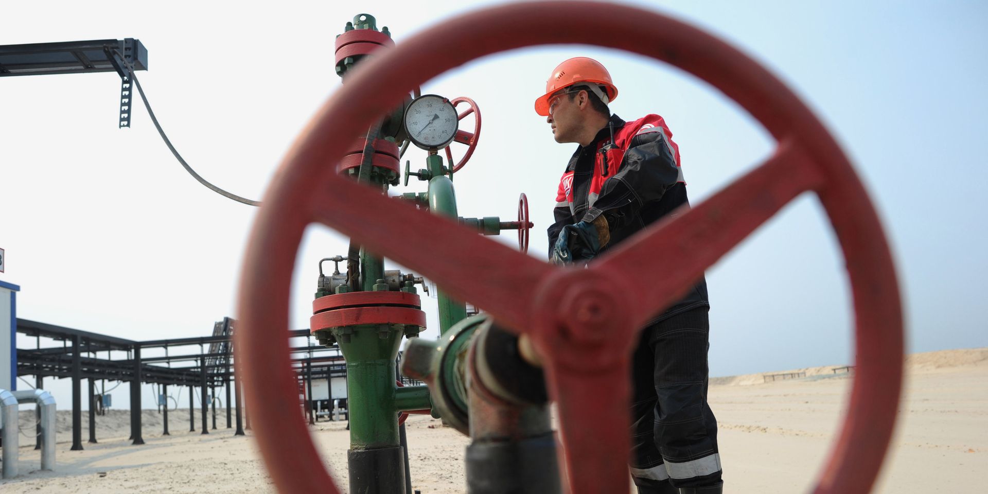 Оператор по добыче нефти компании Лукойл на нефтяном кусте в районе города Когалым - ИноСМИ, 1920, 07.09.2023