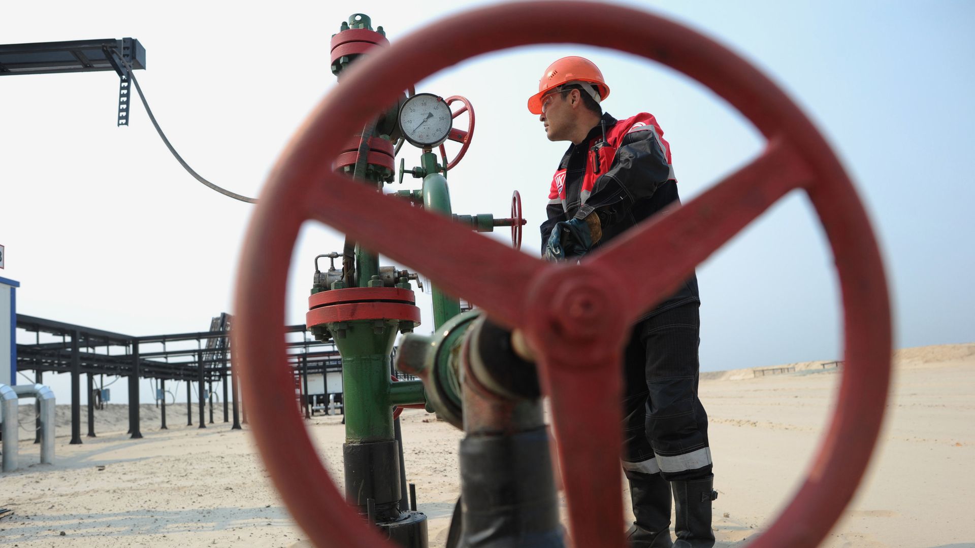 Оператор по добыче нефти компании Лукойл на нефтяном кусте в районе города Когалым - ИноСМИ, 1920, 07.09.2022