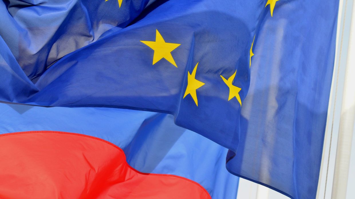 Флаги России и ЕС на набережной Ниццы Флаги России и ЕС на набережной Ниццы