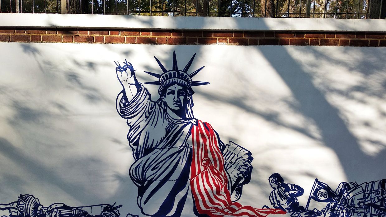 Граффити перед бывшим посольством США в Тегеране
