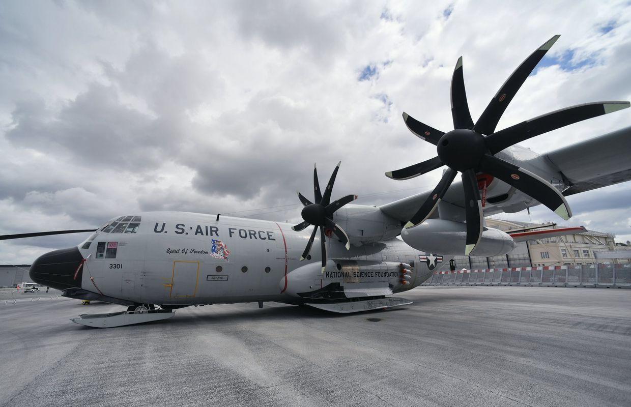 Военно-транспортный самолёт Lockheed C-130 Hercules, оборудованный лыжными шасси, в аэропорту Ле-Бурже