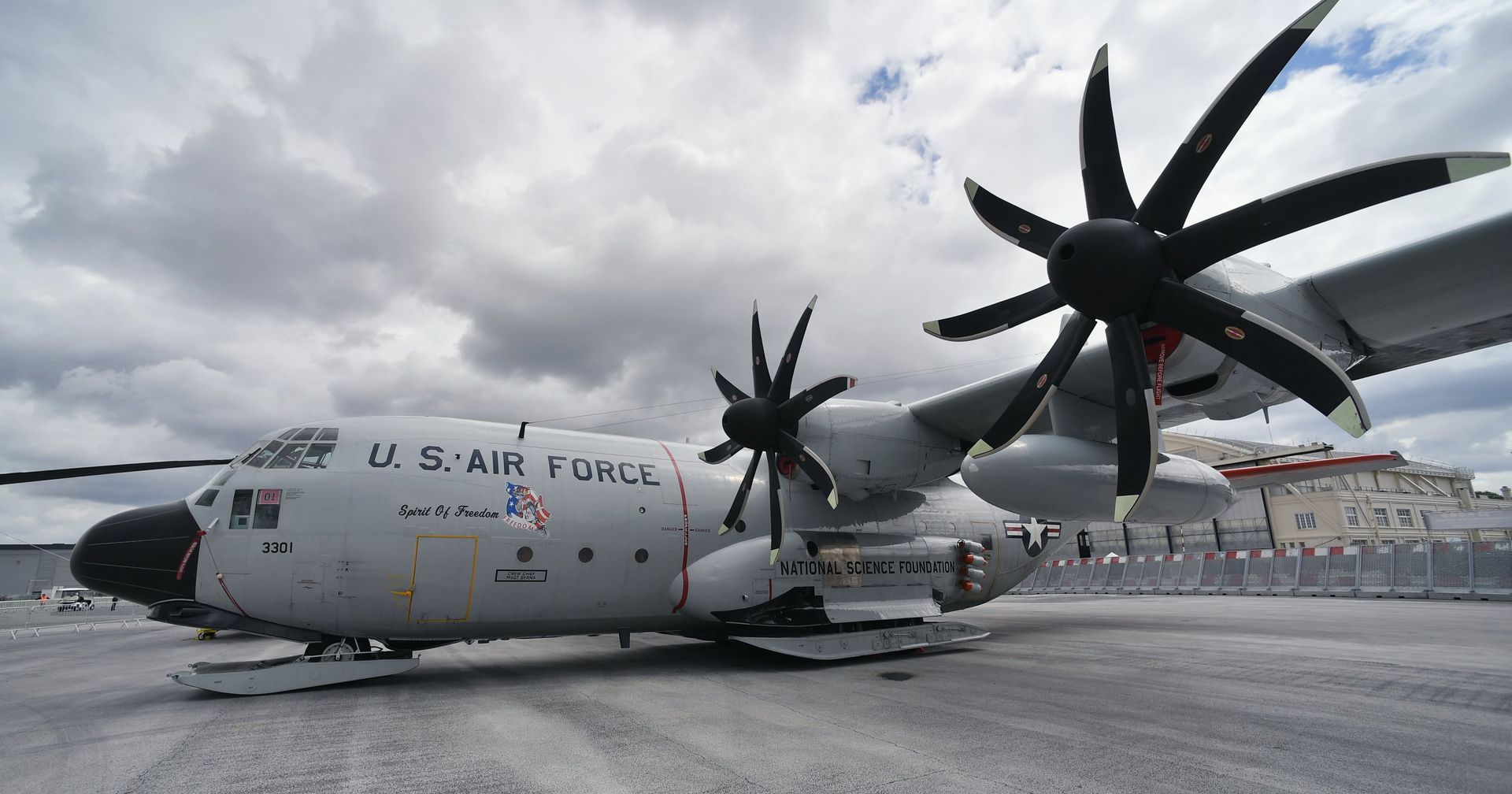 Военно-транспортный самолёт Lockheed C-130 Hercules, оборудованный лыжными шасси, в аэропорту Ле-Бурже - ИноСМИ, 1920, 01.04.2021
