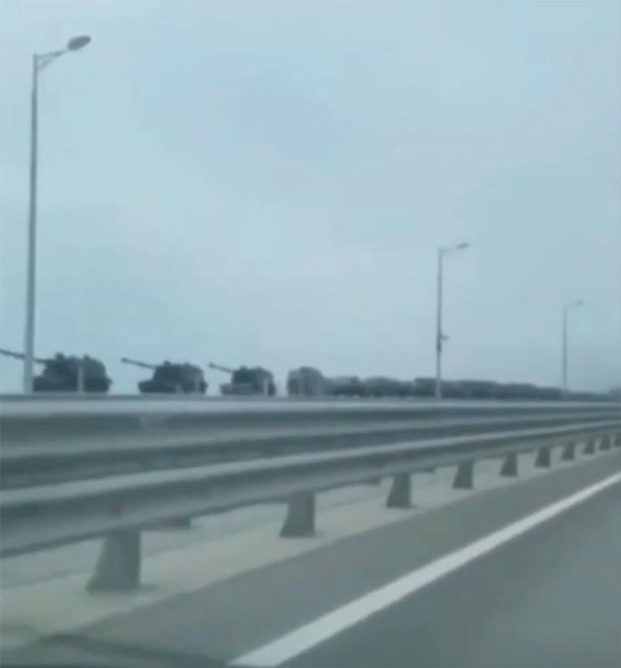 Russia moves tanks to the border