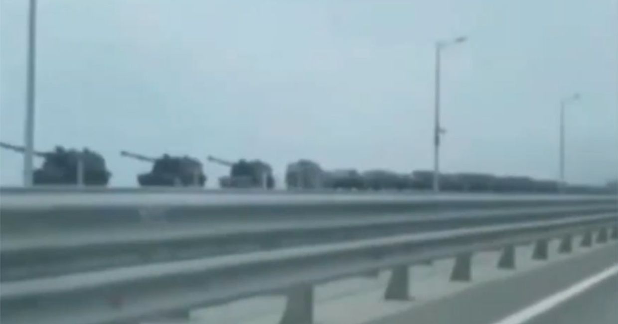 Russia moves tanks to the border