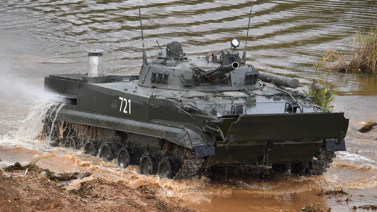 БМП-3 форсирует водную преграду