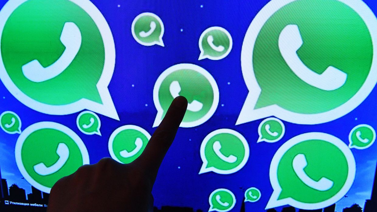 Логотип мессенджера WhatsApp на экране компьютера