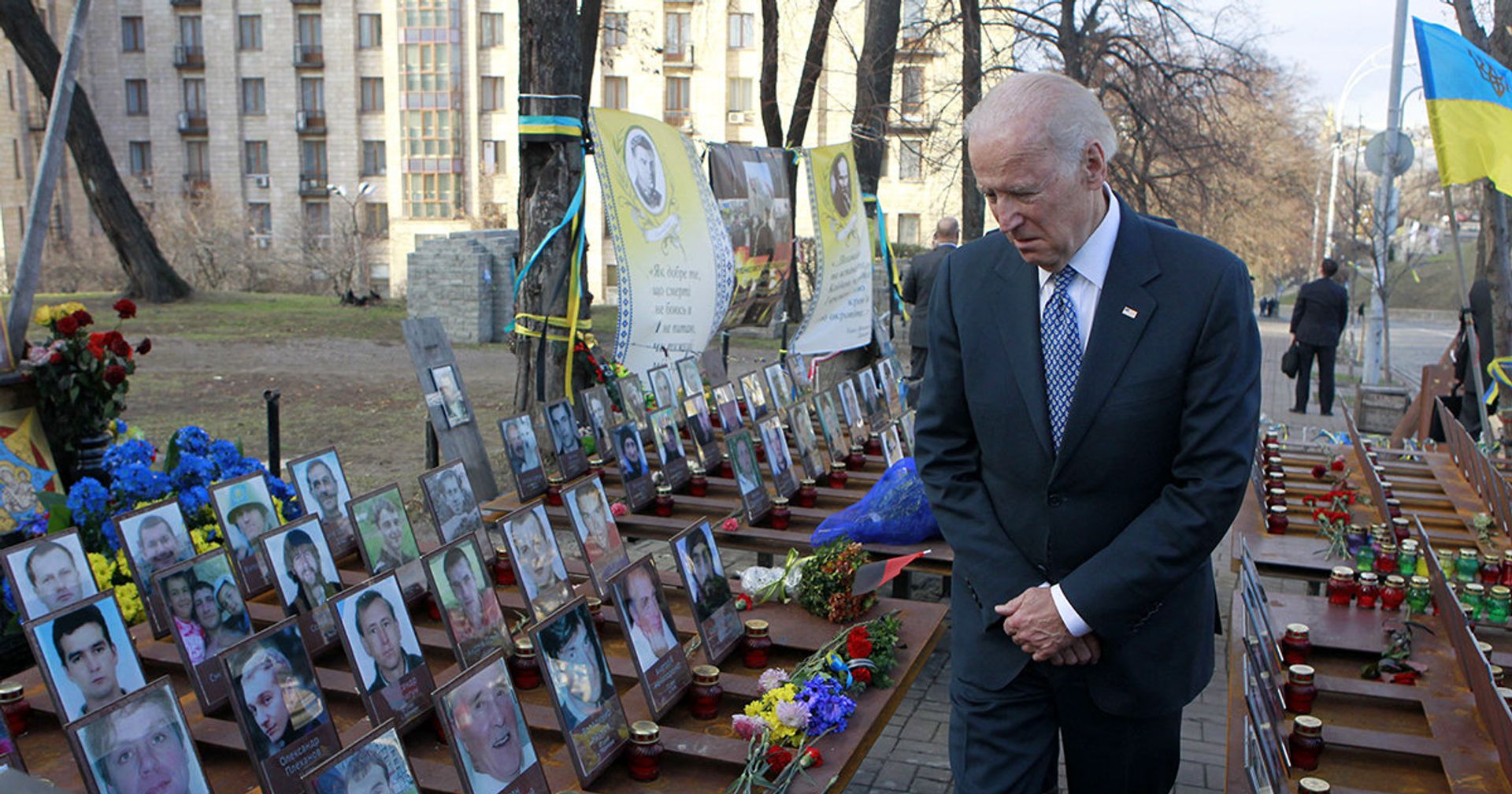 Вице-президент США Джо Байден осматривает мемориал погибшим Вице-президент США Джо Байден осматривает мемориал погибшим - ИноСМИ, 1920, 06.04.2021