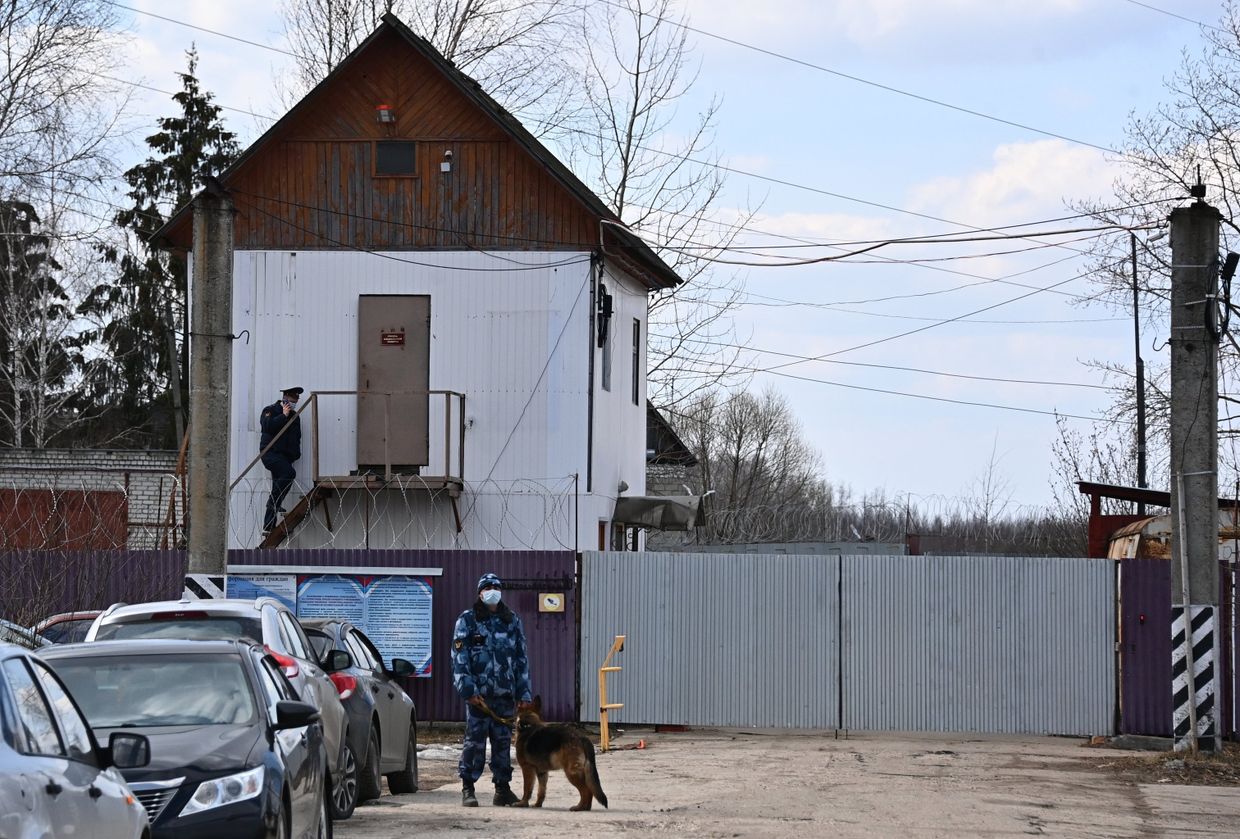 Сотрудники правоохранительных органов у исправительной колонии No 2 в городе Покрове Владимирской области