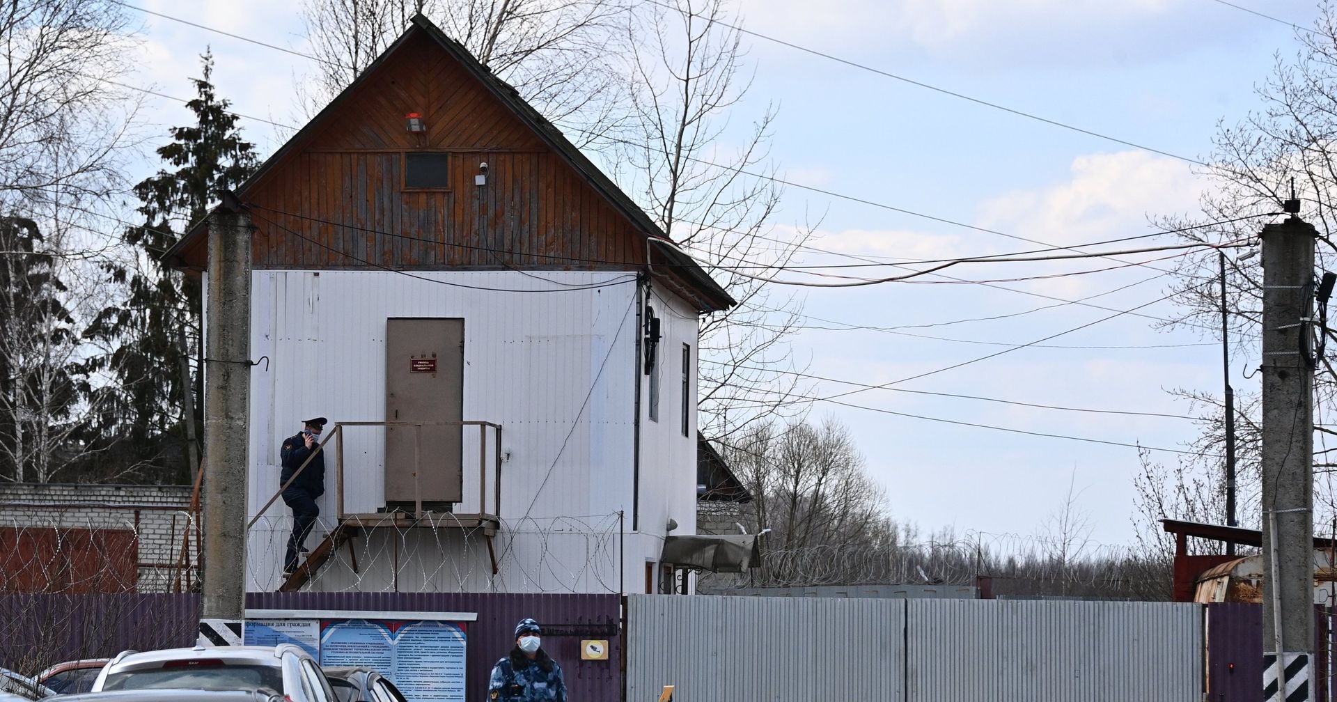 Сотрудники правоохранительных органов у исправительной колонии No 2 в городе Покрове Владимирской области - ИноСМИ, 1920, 11.04.2021