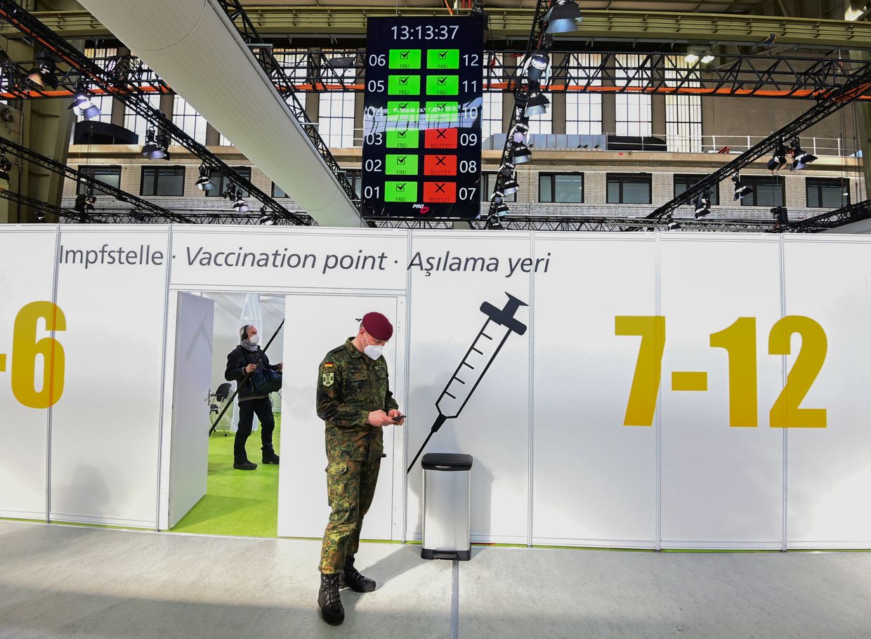 Солдат немецкого бундесвера в центре вакцинации в аэропорту Берлина, Германия