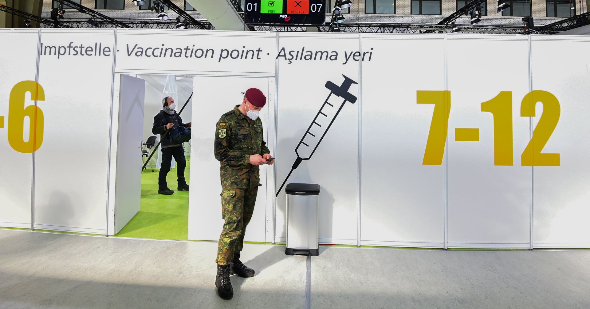 Солдат немецкого бундесвера в центре вакцинации в аэропорту Берлина, Германия - ИноСМИ, 1920, 06.04.2021